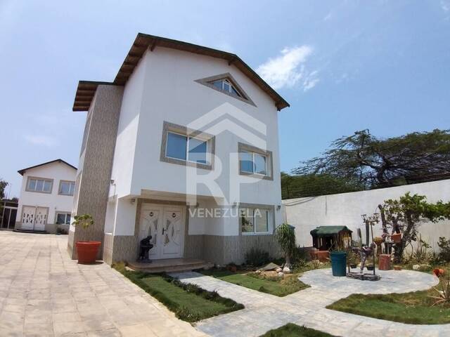 #SGC-274 - Casa para Venta en Punto Fijo - I