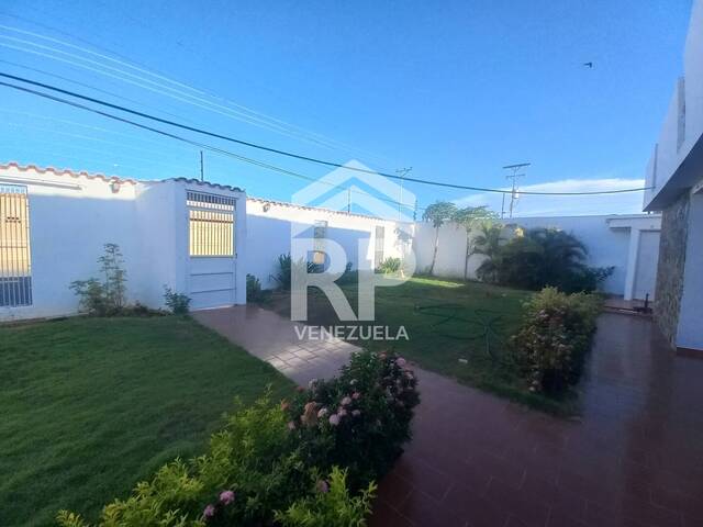 #SGC-382 - Casa para Venta en Punto Fijo - I