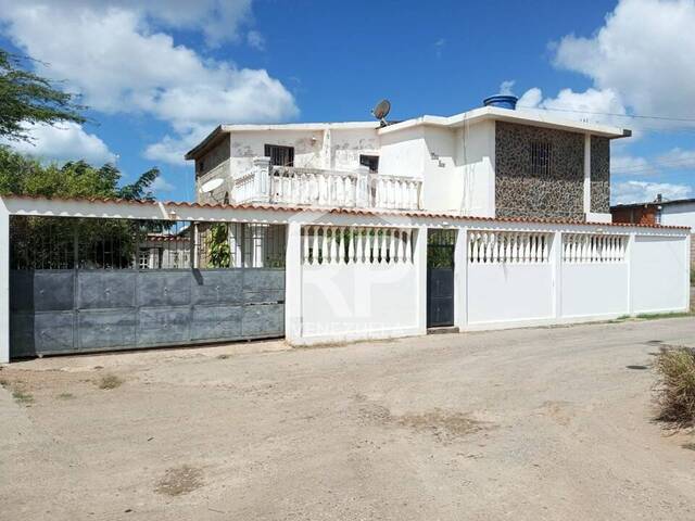 #SGC-349 - Casa para Venta en Punto Fijo - I