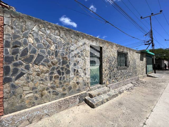 Venta en Av Jacinto Lara - Punto Fijo