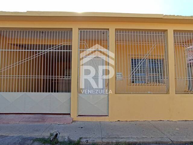 #SGC-355 - Casa para Venta en Punto Fijo - I