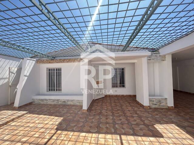 #SGC-395 - Casa para Venta en Punto Fijo - I