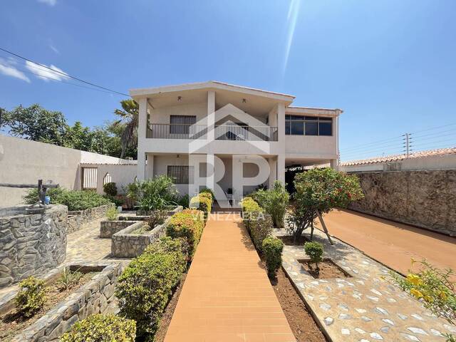 #SGC-396 - Casa para Venta en Punto Fijo - I