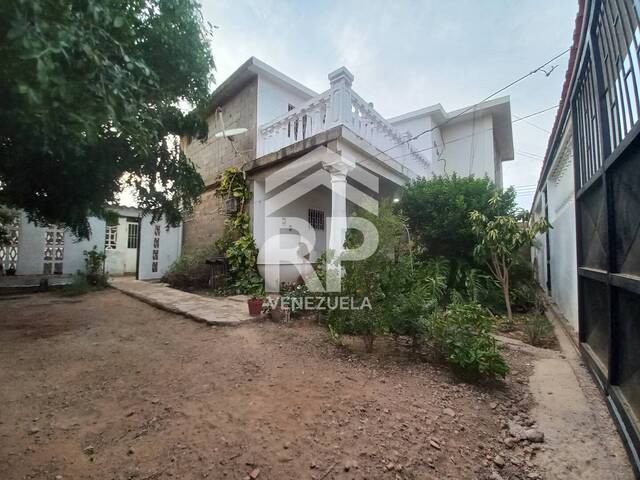 #SGC-349 - Casa para Venta en Punto Fijo - I