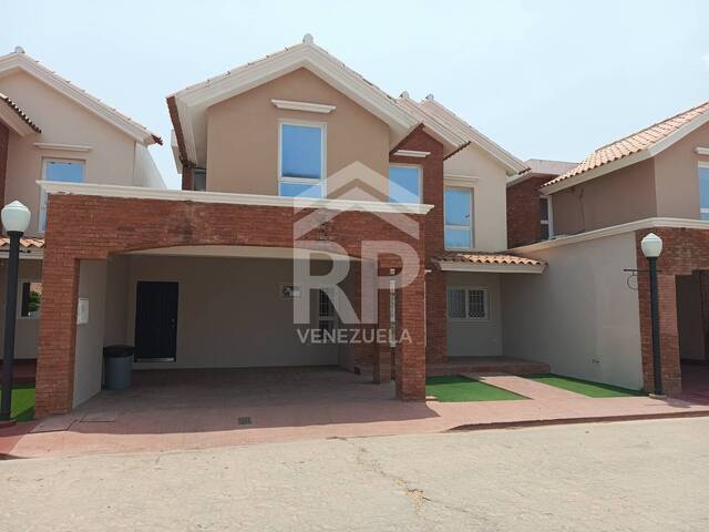 Townhouse para Alquiler en Punto Fijo - 2