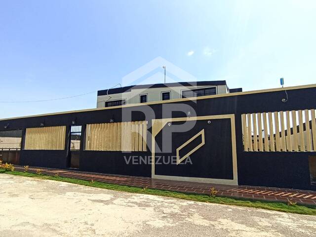 #SGC-422 - Casa para Venta en Punto Fijo - I