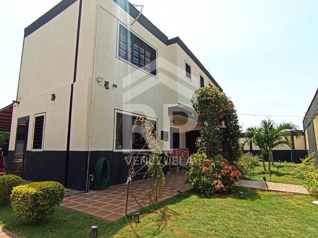 #SGC-422 - Casa para Venta en Punto Fijo - I