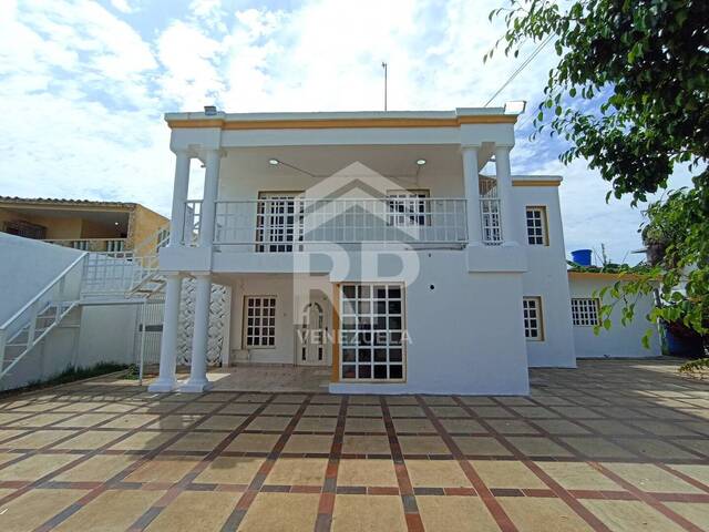 #SGC-454 - Casa para Venta en Punto Fijo - I