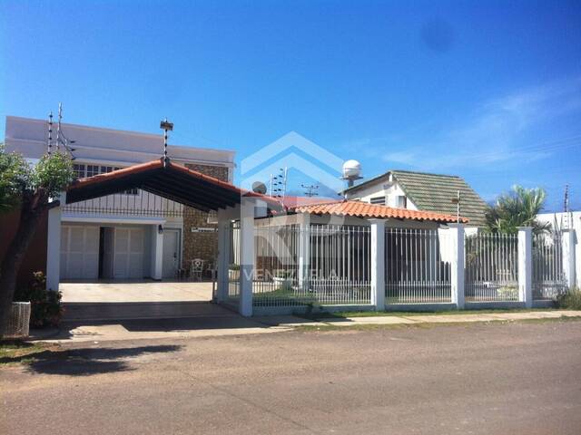 #1390 - Casa para Venta en Punto Fijo - I