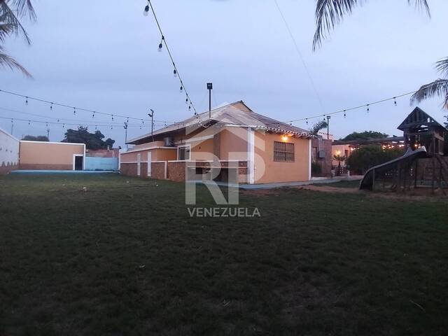 Residencia con Hospedaje Gastronómico para Venta en Punto Fijo - 2