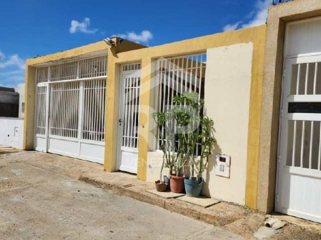 #SGC-473 - Casa para Venta en Punto Fijo - I